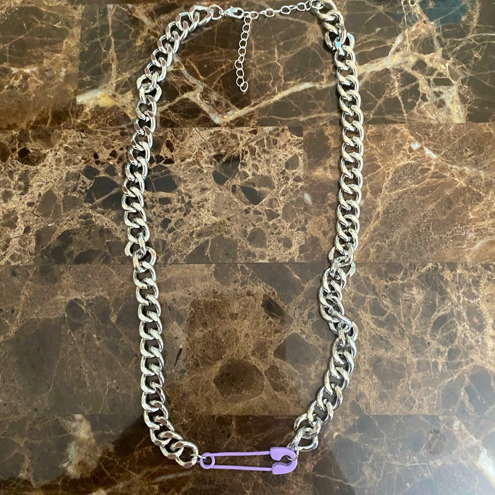 Hot Topic Purple Saftey Pin Necklace💜🧷